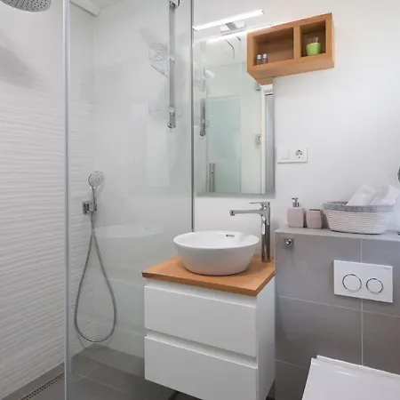 Casa vacanze 8 Bedroom Gorgeous Home In Zadar
